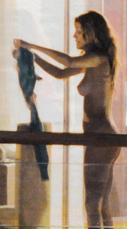 belen-rodriguez-topless-balcony-03-830x1491