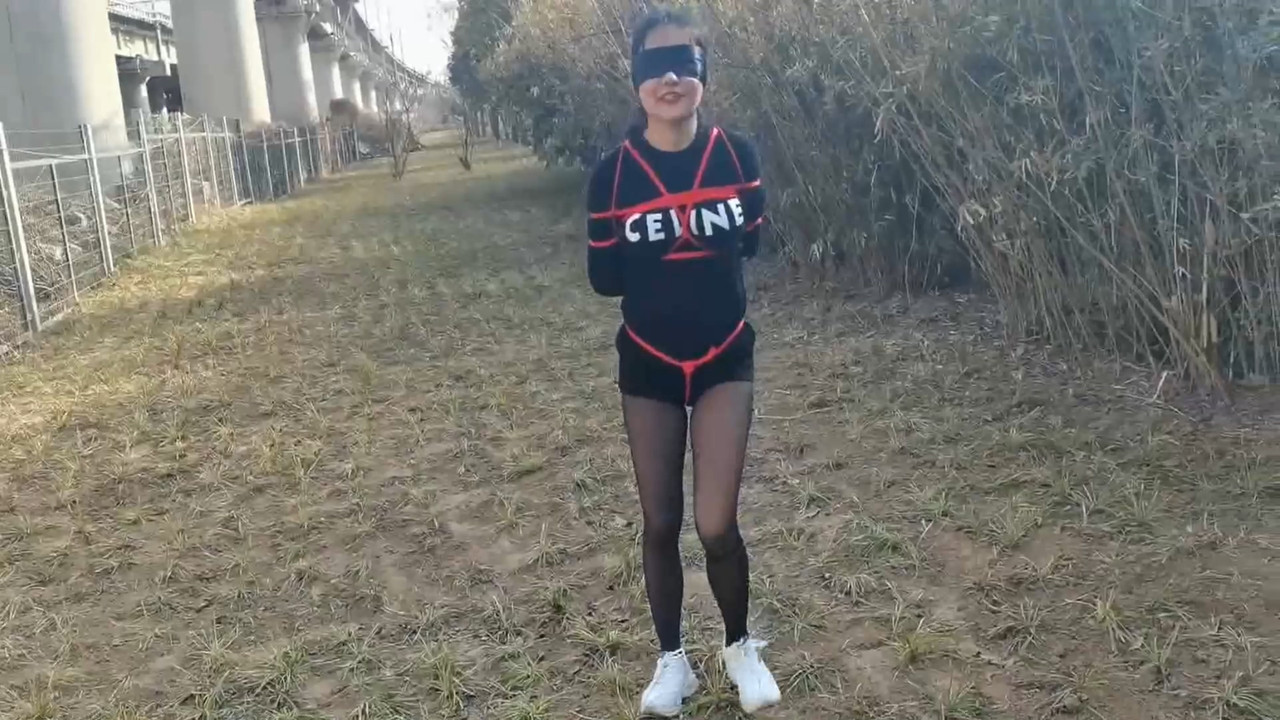 一绳所爱 捆绑蒙眼户外聊天散步.mp4_20220302_085751.081