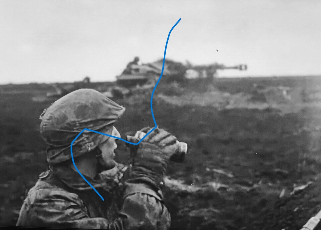 Foto Panzer Wehrmacht Soldat in Tarnung mit Fernglas