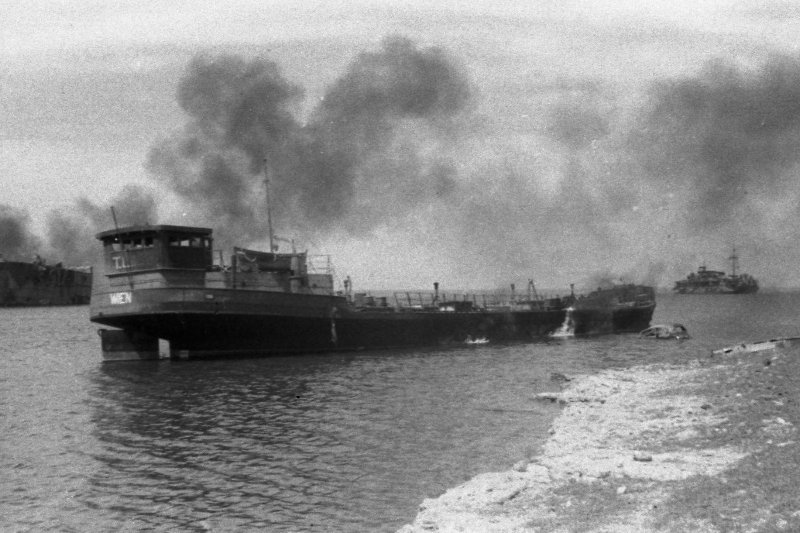 Баржа противника в Камышовой бухте. 1944 г. Н. Хряпкин, Севастополь.