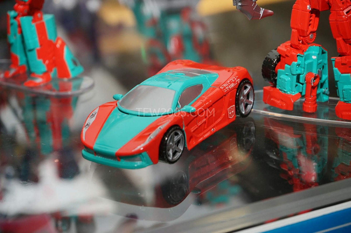 SDCC2015-Hasbro-Case-Transformers-Combiner-Wars-