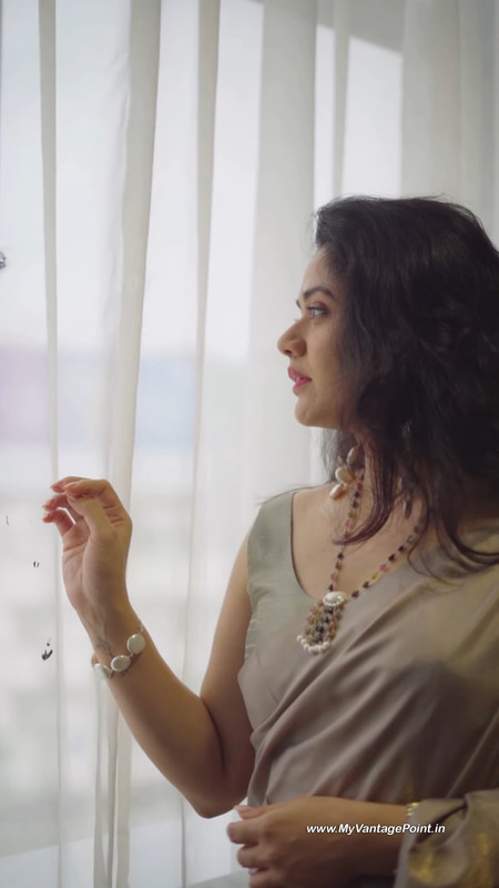 2-Actress-Girija-Oak-Godbole-in-Silk-Saree-for-Jewellery-Ad-Film-My-Vantage-Point