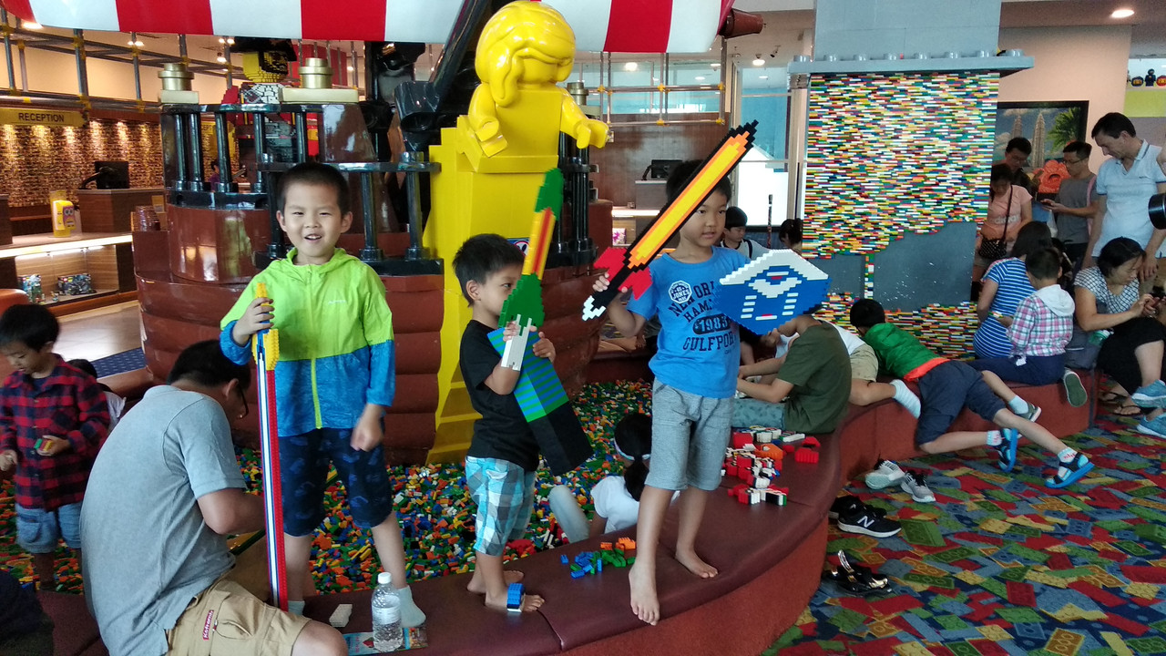 Anak-anak pamerkan hasil LEGO rangkaiannya 