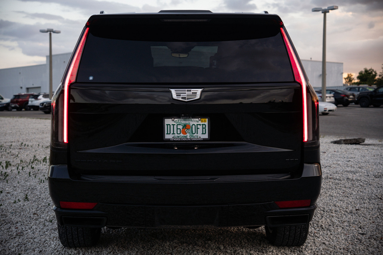 Cadillac Escalade View 32