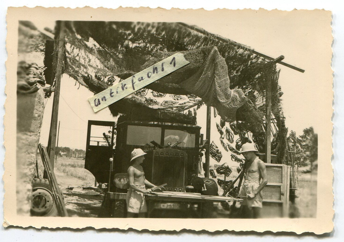 Militär-LKW mit Pick-As-Staffelabzeichen in Afri