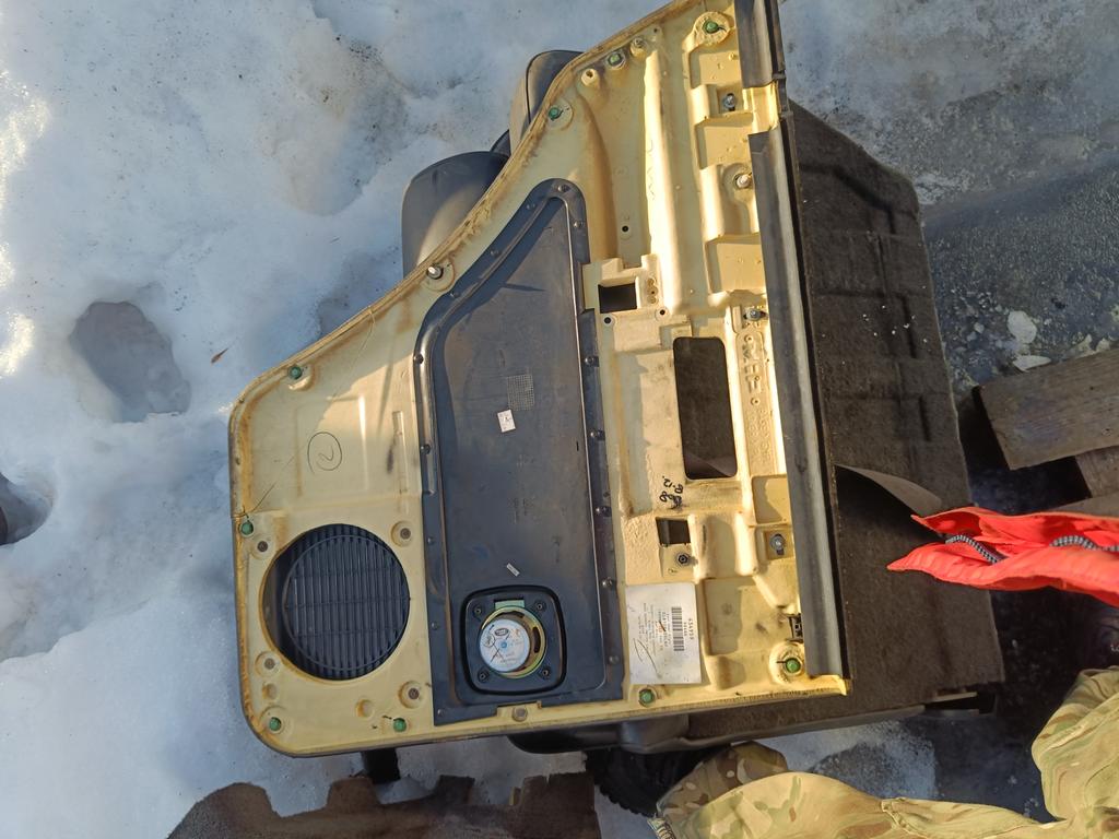 Обшивка багажника с динамиком