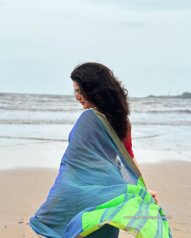 5-Girija-Oak-at-the-Beach-in-Green-Saree-Red-Blouse-My-Vantage-Point