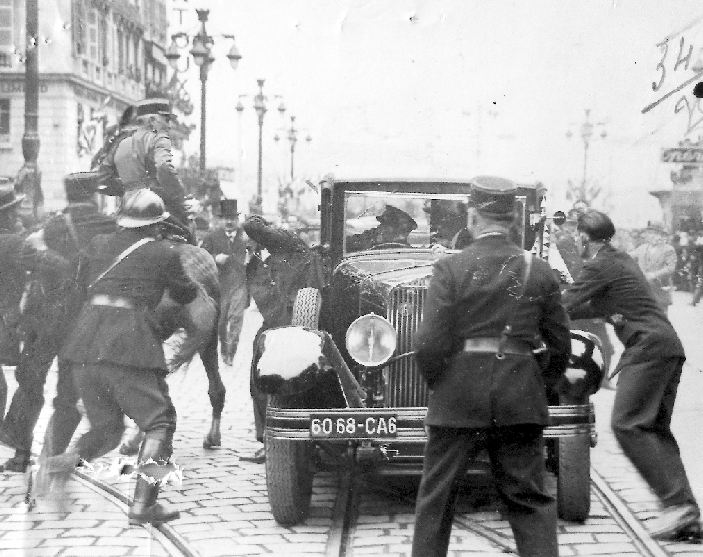 Photographie d'époque de la berline de l'empereur Walter III quelques secondes après son assassinat le 19 février 1908, l'empereur était sur le chemin de retour après la cérémonie d'inauguration du pont ferroviaire d'Hagencity et s'est fait tué sur le retour.
