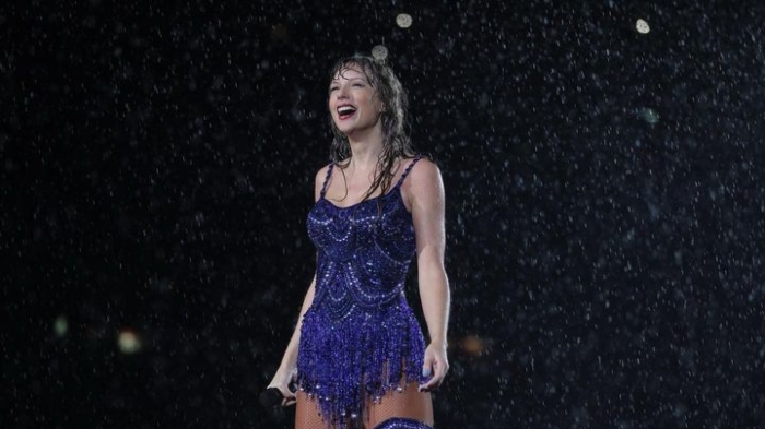 Taylor Swift diguyur hujan saat konser di Foxborough, Massachusetts. Momen ini membuat fans menjual air hujannya secara online dengan harga yang fantastis.