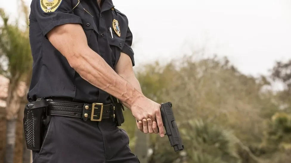 Policía irrumpe en discución familiar y asesina a tiros un niño con autismo