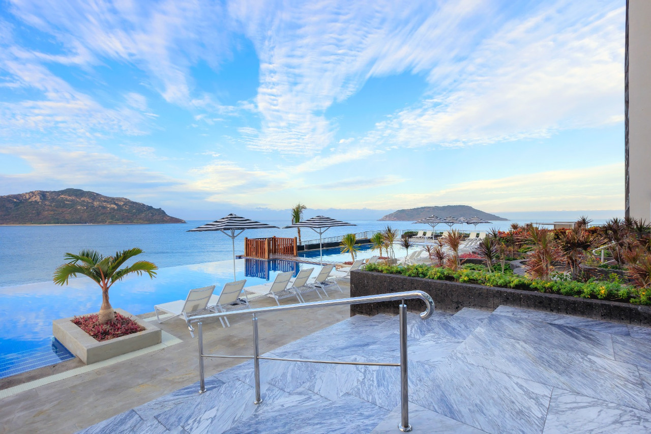 Courtyard by Marriot Day Pass with Lunch, Drinks and Transfers