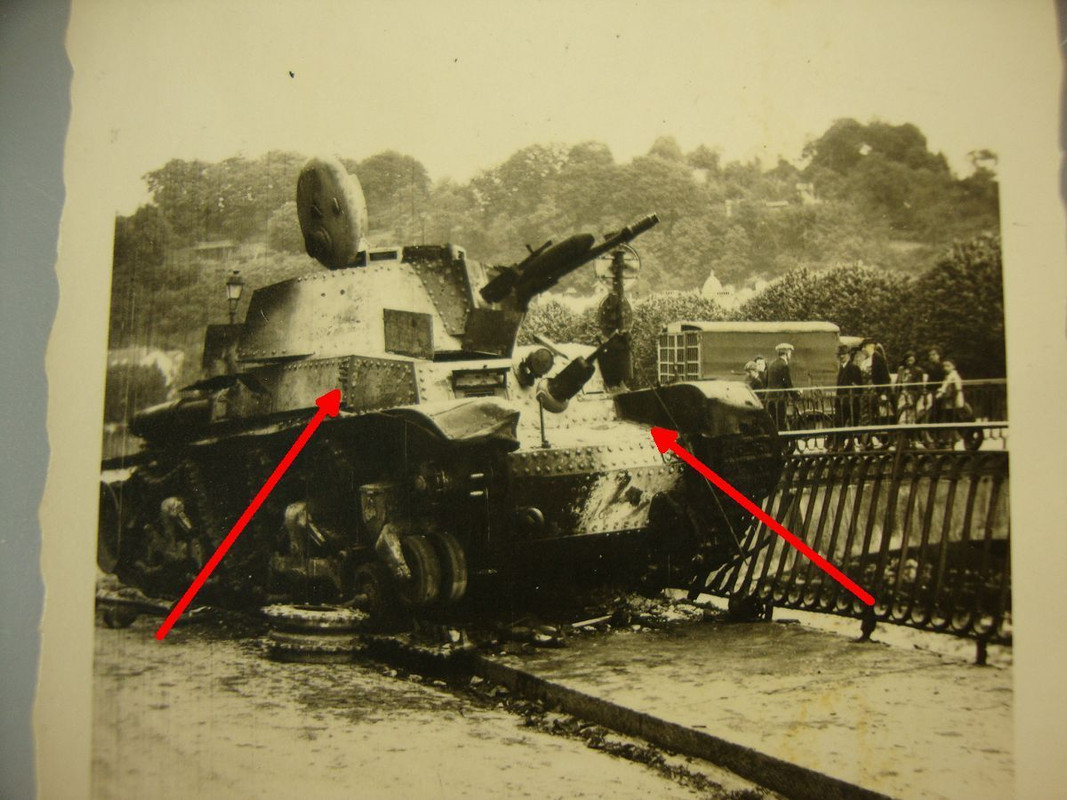 Panzer 35t im Dorf, zerstörte Häuser, 3