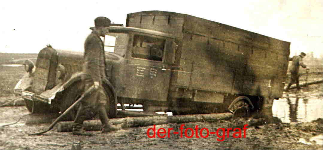 Rußland, LKW der Luftwaffe im Schlamm versackt, 