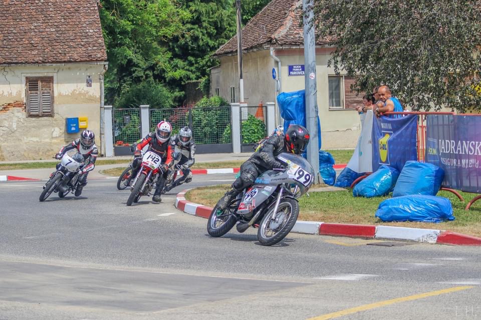 825BDE53-DAED-4B8B-B844-1AFA9AD1E4B2