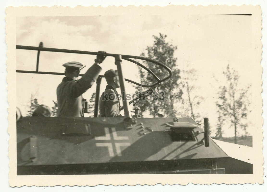 Foto General Zorn fährt nach vorn im SPW Kommandopanzerwagen Sin