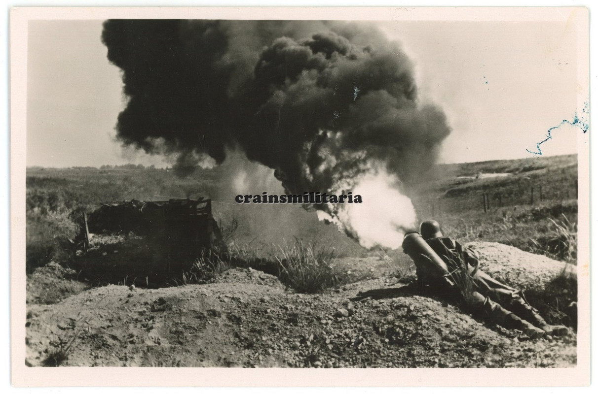 Orig AK Foto Postkarte Pionier Stosstrupp bei Kampf mit FLAMMENWERFER Waffen