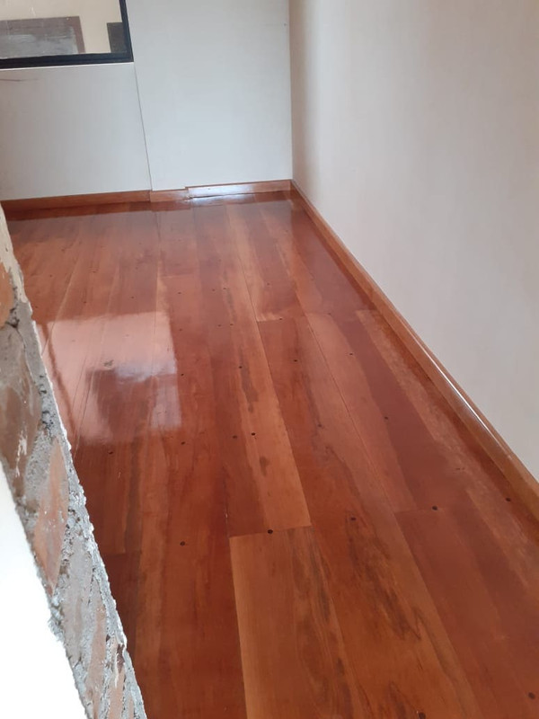 Vista de transición entre dos habitaciones con piso de madera