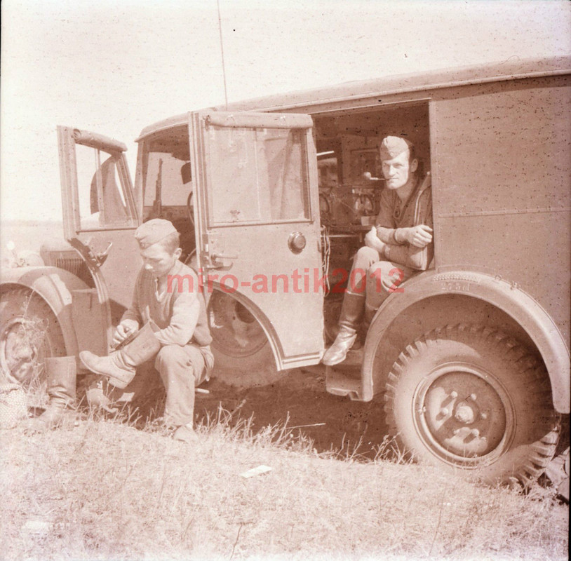 Funkwagen im Gelände,