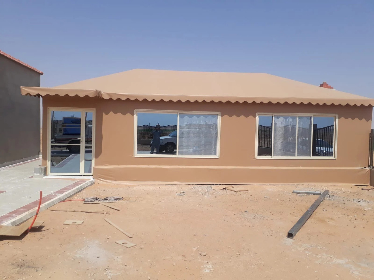 خيمة ملكية مع ثريا كبيرة