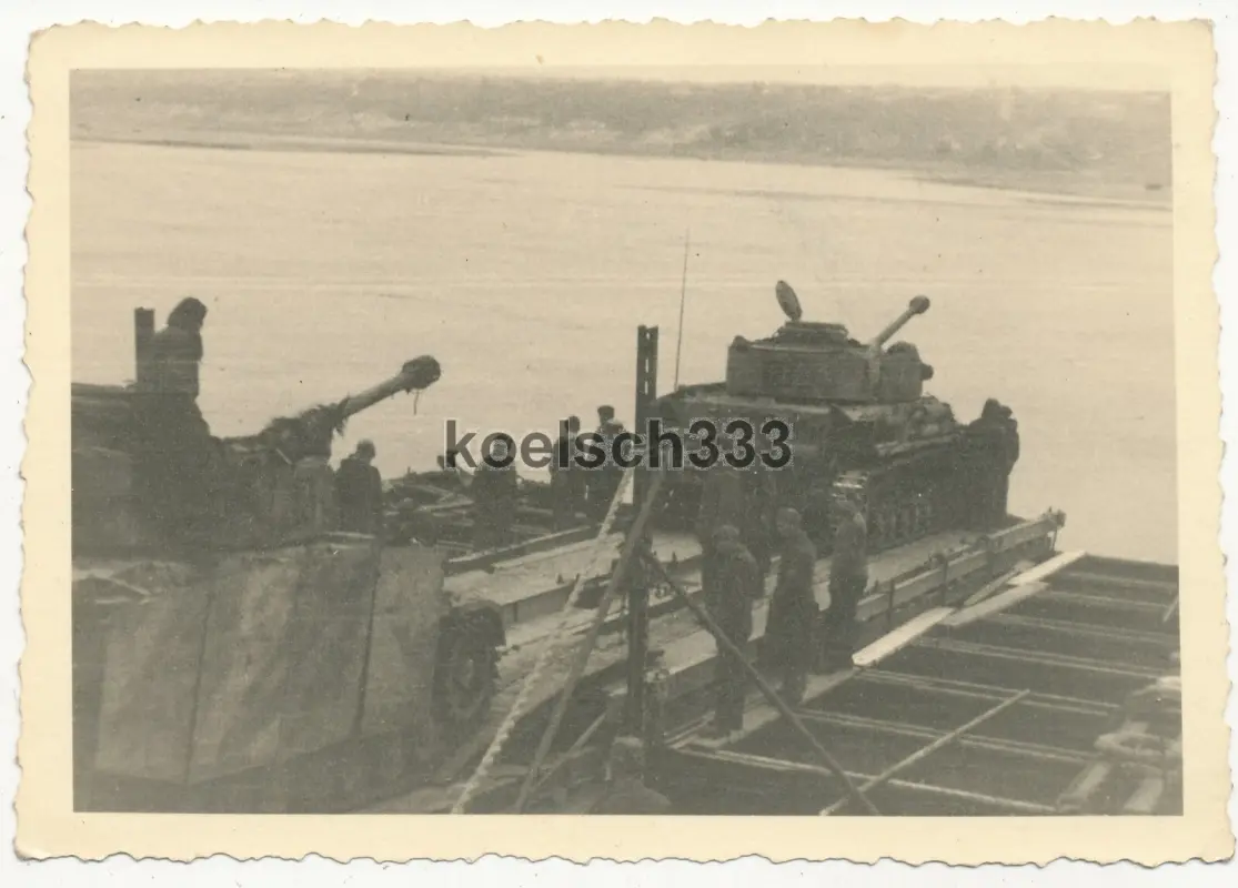 Foto Panzer IV der Wehrmacht auf einer Fähre über den Dnepr in Russland