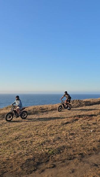 Ciclistas en e-bike recorriendo el borde costero de Matanzas