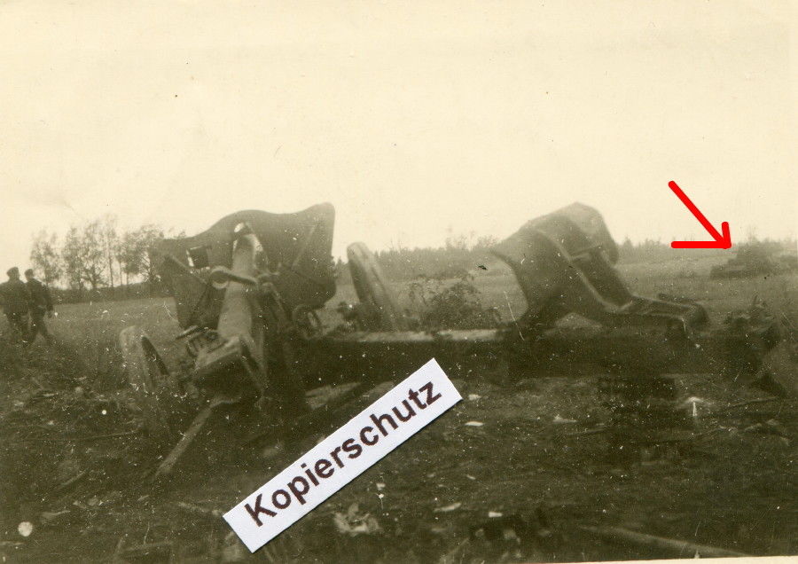 zerstörtes Geschütz durch russische Panzer bei Iwanowskaja