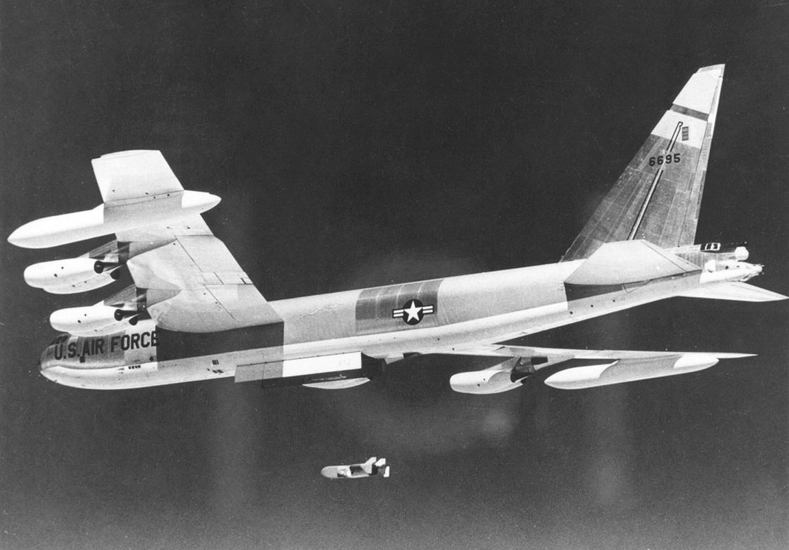 Boeing_B-52D-40-BW_(SN_56-0695)_in_flight_launch