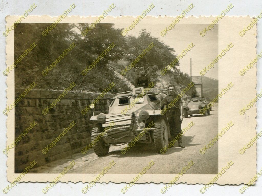 Foto, leichter Panzerspähwagen in Méry-sur-Oise, Frankreich