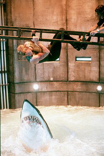 Cuplikan adegan Deep Blue Sea (1999)