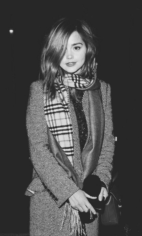 Améthyste Castelage endimanchée et sûre d'elle, l'observe avec curiosité. Améthyste Castelage endimanchée et sûre d'elle, l'observe avec curiosité.