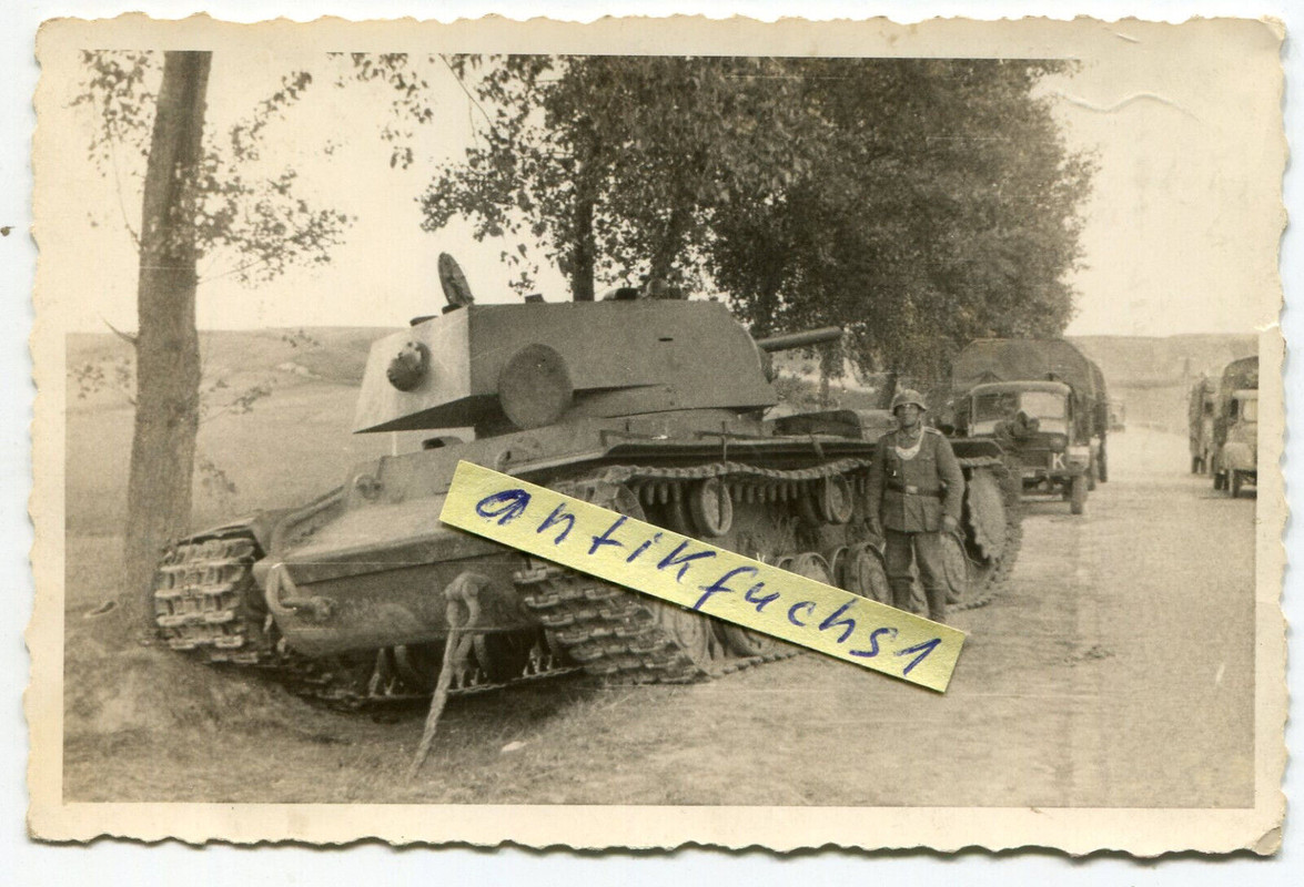 schwerer Panzer vom Typ KW-2 aus Rußland mit WH-Feldgendarm im 2.WK