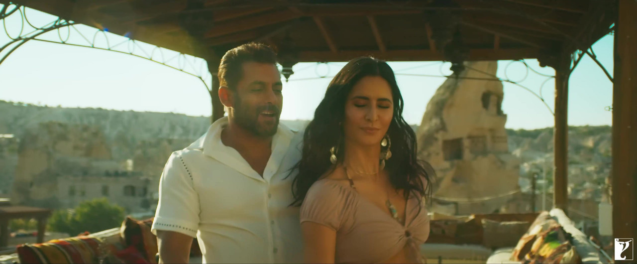 [Image: Leke-Prabhu-Ka-Naam-Song-Katrina-Kaif-Fr...ly-126.jpg]