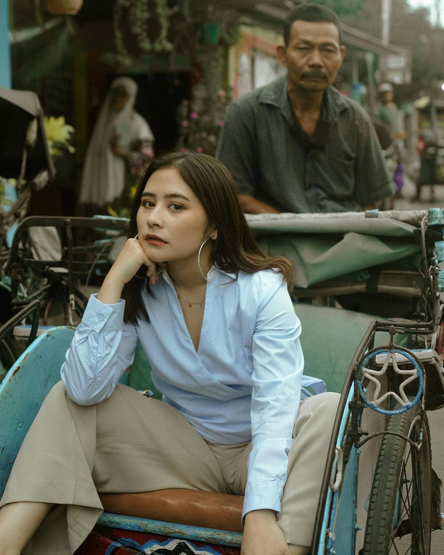 7 Foto di pinggir jalan ala Prilly Latuconsina, dari becak hingga LA