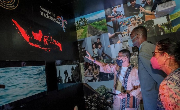 Menteri Pariwisata dan Ekonomi Kreatif Sandiaga Uno dan Wakil Presiden Kebijakan Publik Global Netflix Dean Garfield di Ritz Carlton Pacific Place, Jakarta, Selasa (6/9/2022).