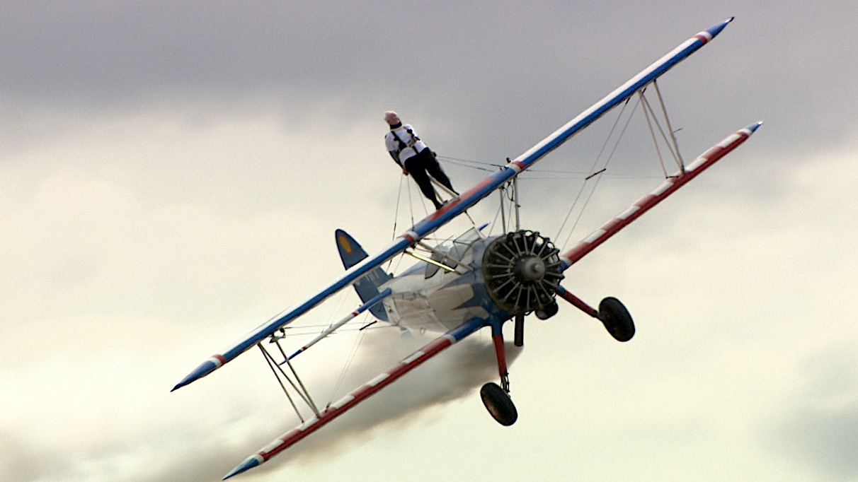 Video viral: Abuela de 93 años se amarra a un avión y da vueltas en el cielo