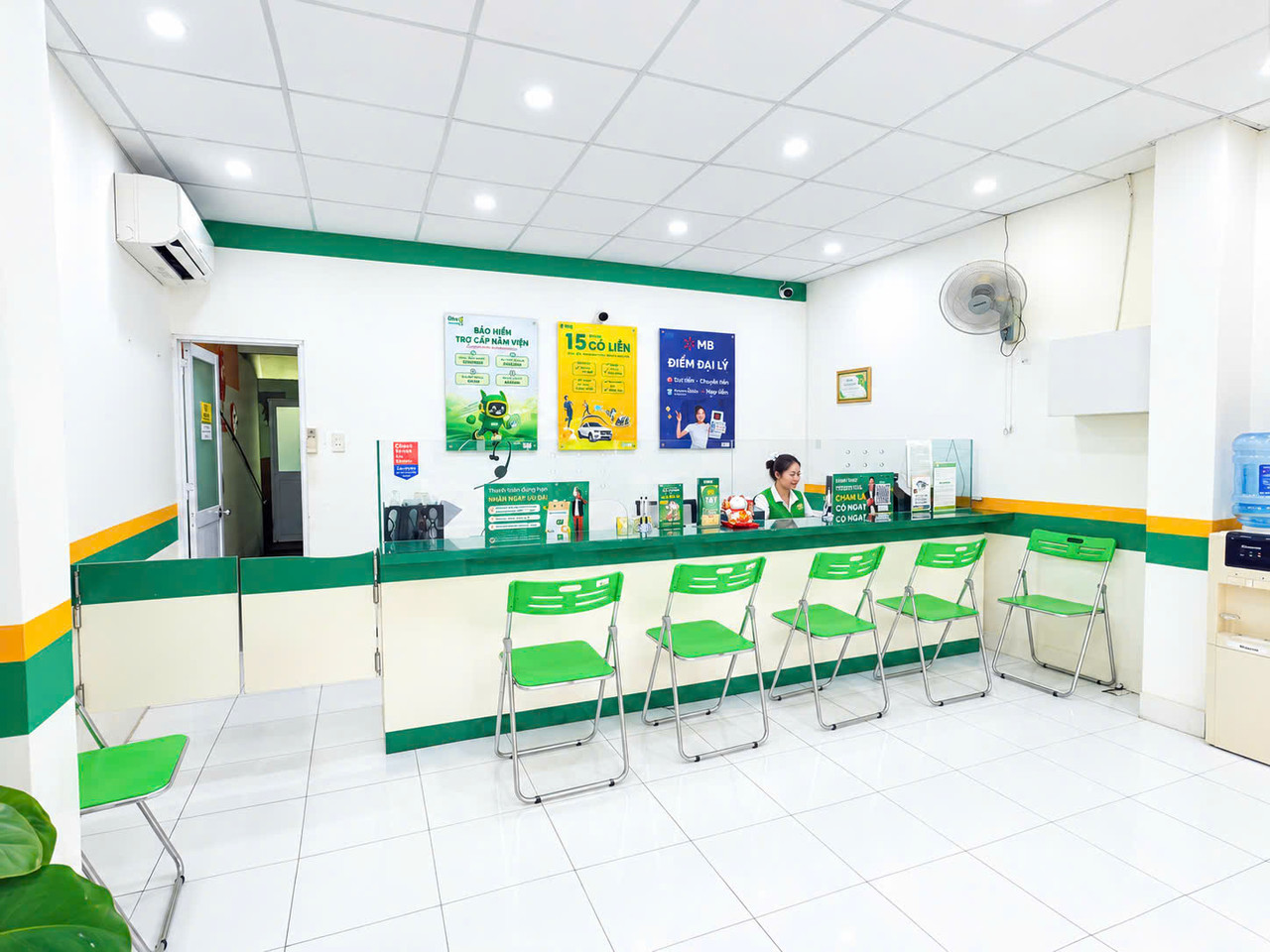 Nhân viên F88 hỗ trợ tại phòng giao dịch 769 Đường 21 Tháng 8