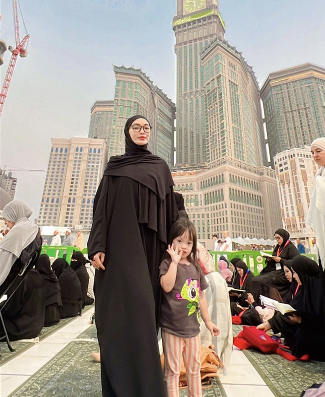 Penampilan Zaskia Gotik saat umroh.