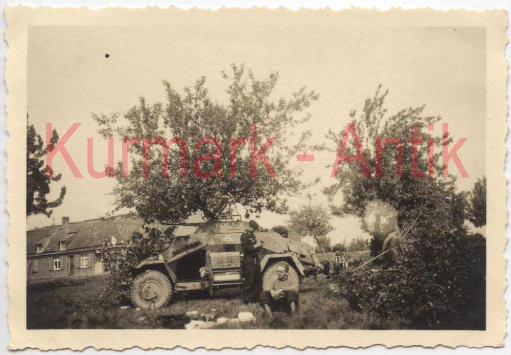 Foto Wehrmacht Frankreich Panzer Spähwagen 222 Funker Front comb