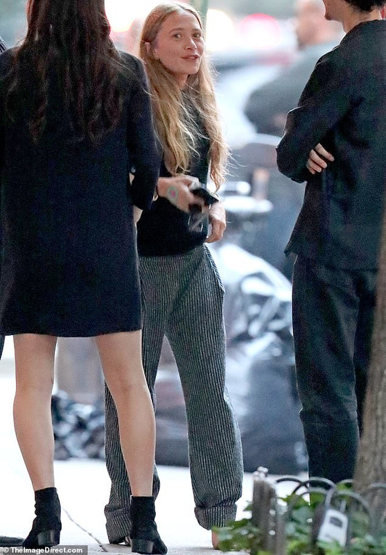 14459748-7112621-Oh_boy_Ashley_embraced_a_tomboyish_look_smoking