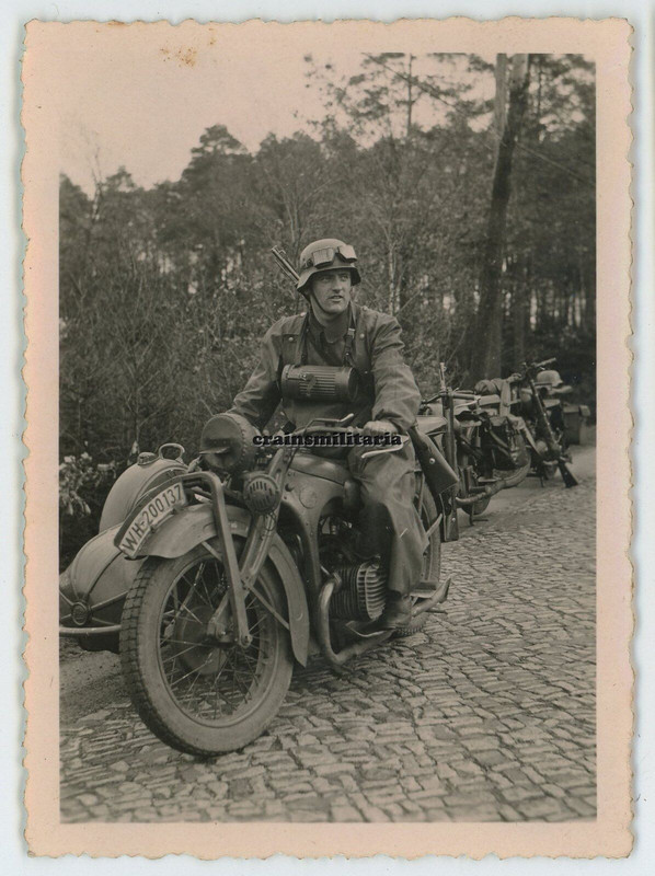 Orig. Foto 71.ID Kradmelder mit Motorrad bei Fahrt Kamenz - Königsbrück 1940