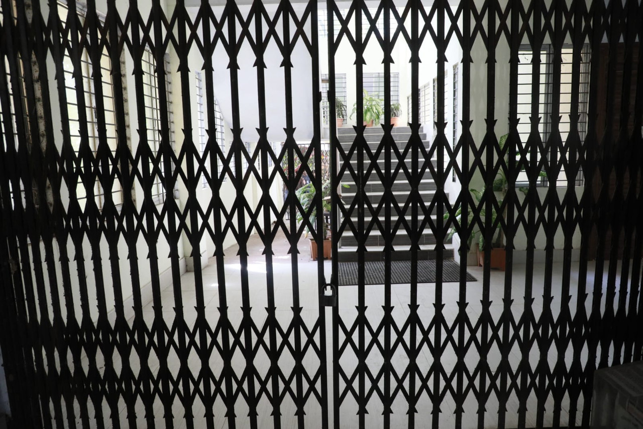 ২২ ঘণ্টা ধরে কার্যালয়ে অবরুদ্ধ চুয়েট উপাচার্য