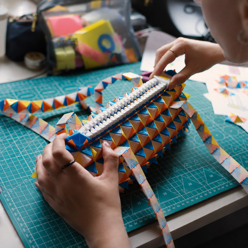 Modelos geom�tricos coloridos em materiais flex�veis e r�gidos representando as infinitas possibilidades