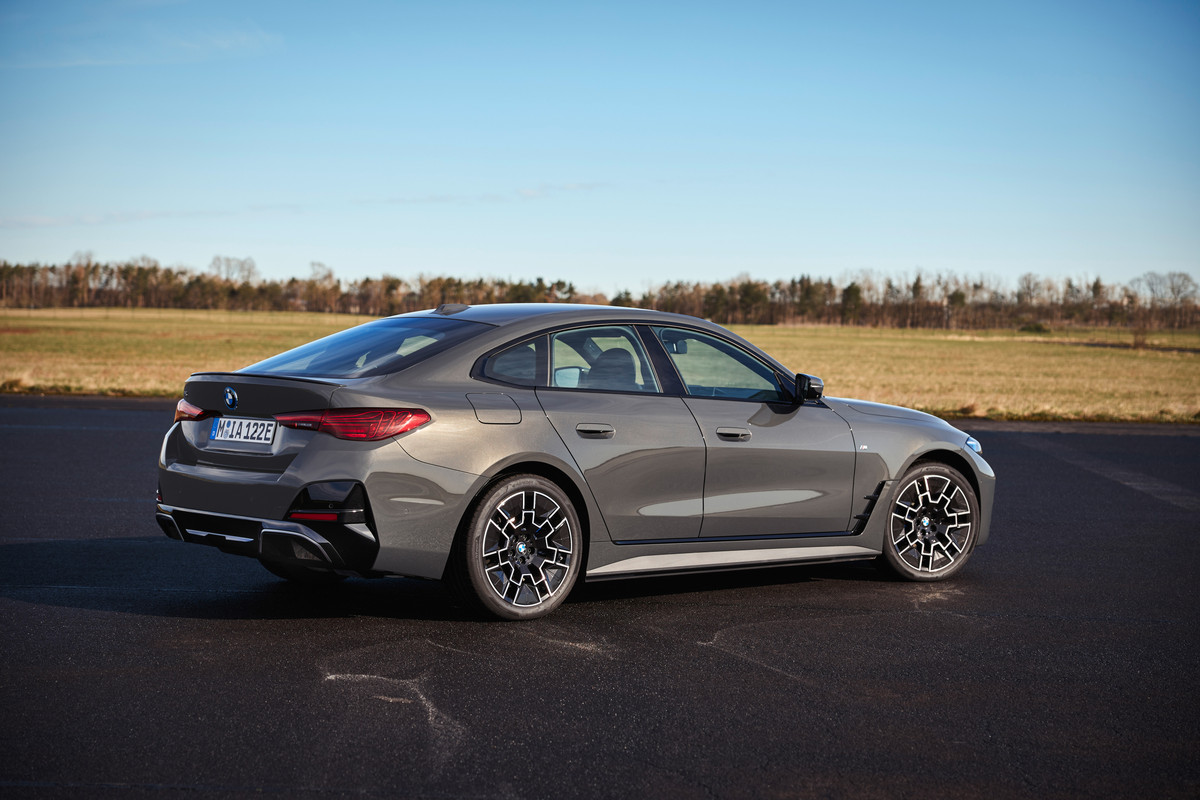 P90546613_highRes_the-new-bmw-i4-e-dri