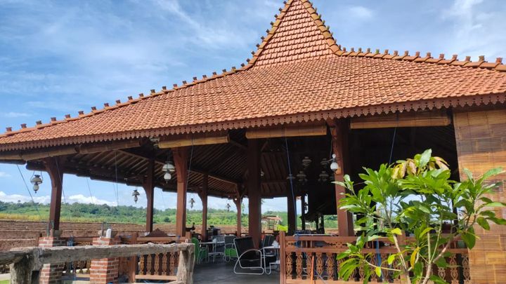 Kopi Blirik, tempat makan siang enak di Semarang dengan view bagus.