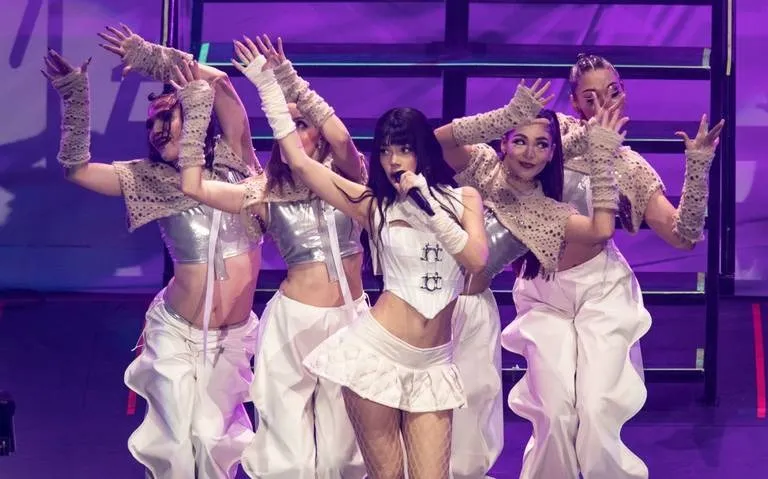 Kenia Os le rinde tributo a Selena Quintanilla