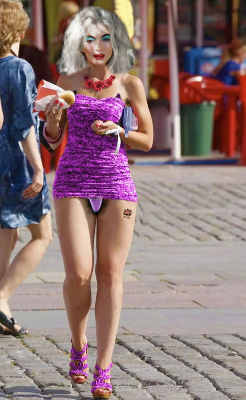 Andrea zeigt Höschen