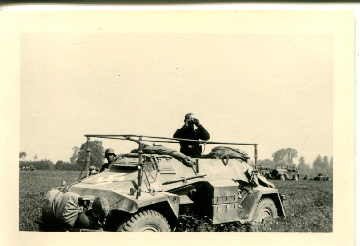 Kommandant mit Fernglas auf Spähpanzer SdKfz