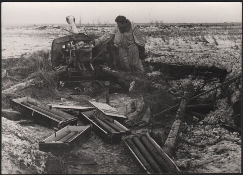 Воронья гора. Брошенная противником противотанковая пушка.