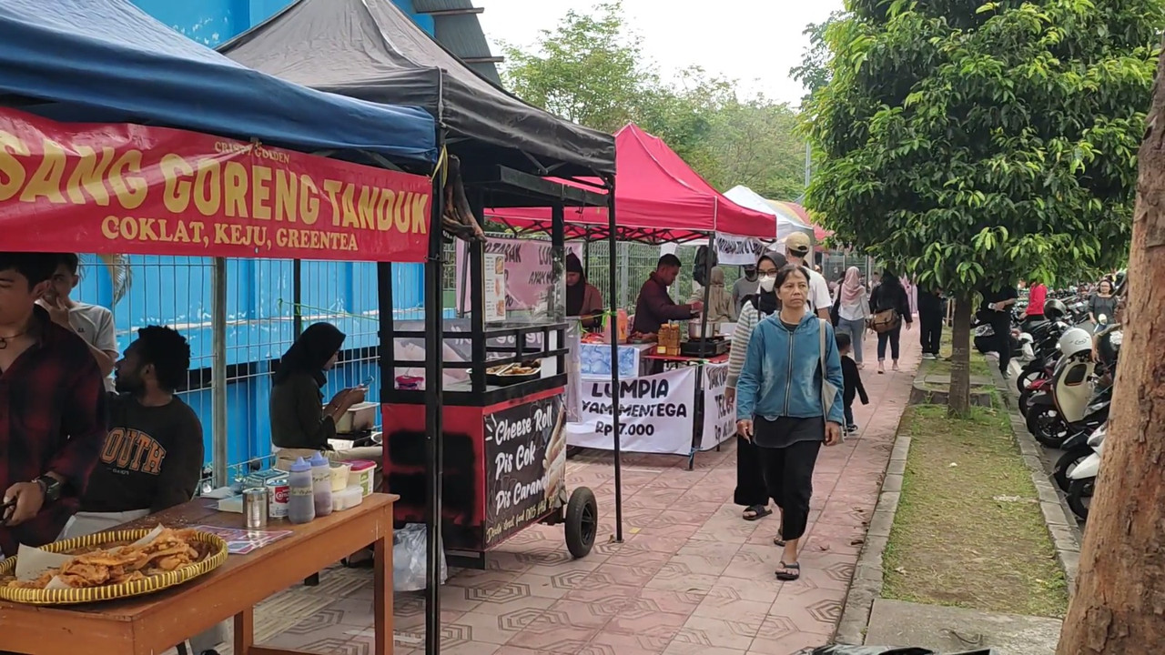 Suasana di sekitar Maskam UGM, tempat ngabuburit dan beruburu takjil di Jogja.
