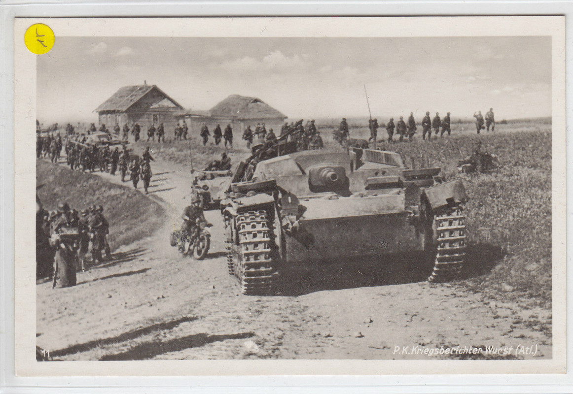 Infanterie wird vom Sturmgeschütz beim Vormarsch